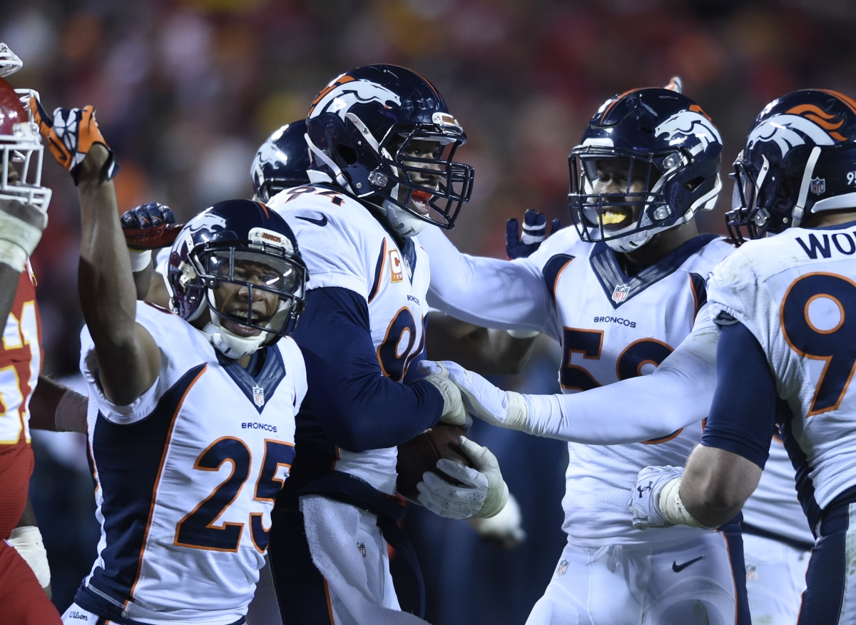 Denver Broncos defense celebrates a forced turnover against the Chiefs